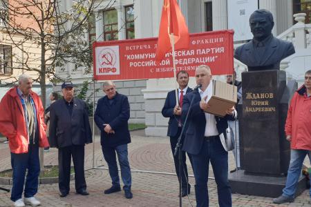 «Советская Конституция гарантировала права всем гражданам»: в Ростове прошла встреча депутатов-коммунистов с избирателями