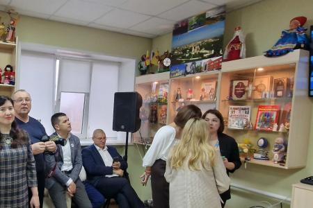 Руководитель фракции КПРФ в Рязанской гордуме Эвелина Волкова поздравила участников фестиваля с юбилеем комсомола
