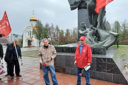 Акцию памяти защитников Верховного Совета в октябре 1993 года провели коммунисты города Иваново