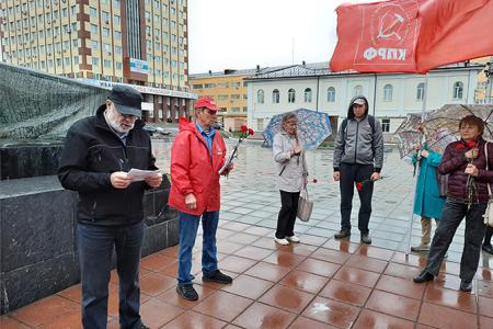 Акцию памяти защитников Верховного Совета в октябре 1993 года провели коммунисты города Иваново