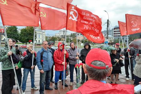 Акцию памяти защитников Верховного Совета в октябре 1993 года провели коммунисты города Иваново