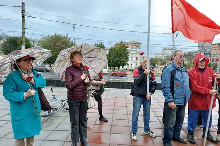 Акцию памяти защитников Верховного Совета в октябре 1993 года провели коммунисты города Иваново