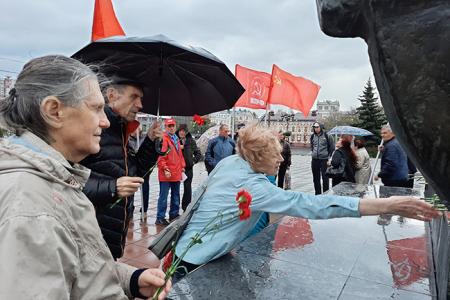 Акцию памяти защитников Верховного Совета в октябре 1993 года провели коммунисты города Иваново