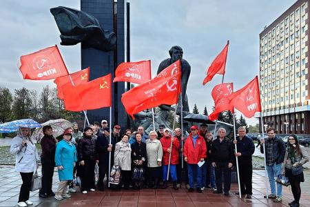 Акцию памяти защитников Верховного Совета в октябре 1993 года провели коммунисты города Иваново