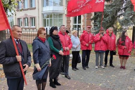 Чувашия. В Чебоксарах прошла акция памяти жертв расстрела защитников Верховного Совета России