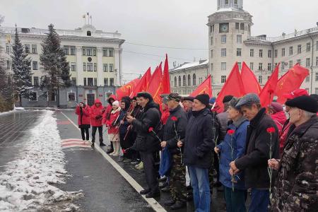 В Чувашии юбилей Ленинского комсомола отметили возложением цветов, дебатами и квизом