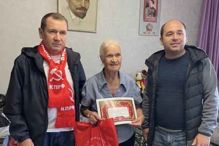 Тульские коммунисты чествуют ветеранов