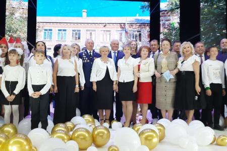 Волгоградская область. Лидер местных коммунистов Тамара Головачева поздравила с юбилеем коллектив школы имени Ю.А. Гагарина