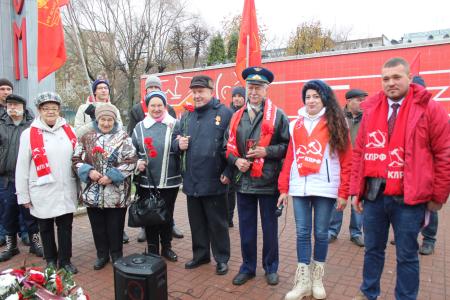 Калужские коммунисты провели митинг и автопробег в честь Дня рождения ВЛКСМ