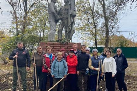 В Городовиковском районе Калмыкии провели субботник, посвященный 105-летию Ленинского комсомола