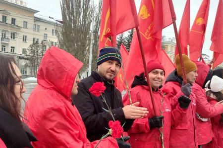 В Чувашии юбилей Ленинского комсомола отметили возложением цветов, дебатами и квизом