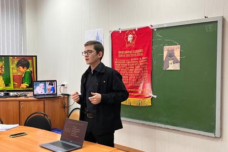 Старший вожатый Рязанской пионерской организации провел занятие для студентов, посвященное традициям пионерского движения