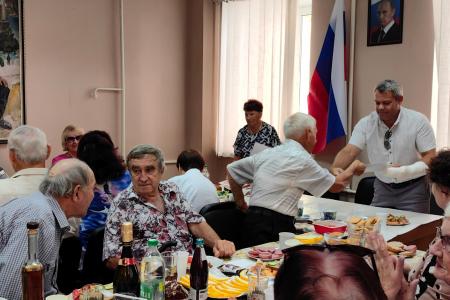 Секретарь Севастопольского горкома КПРФ Владимир Браковенко поздравил севастопольских детей войны с Днем пожилого человека
