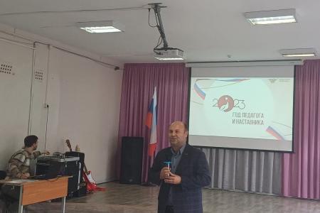 Рязанские коммунисты поздравили педагогов с Днём учителя