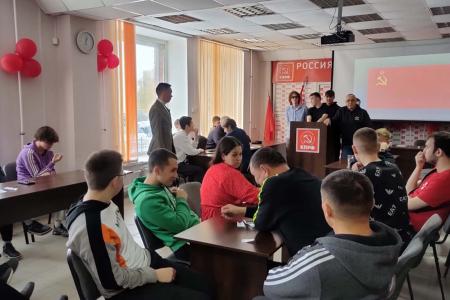 В Чувашии юбилей Ленинского комсомола отметили возложением цветов, дебатами и квизом