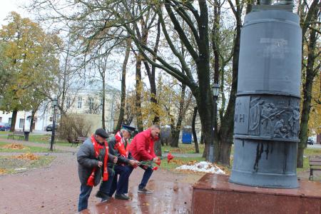 Калужские коммунисты провели митинг и автопробег в честь Дня рождения ВЛКСМ