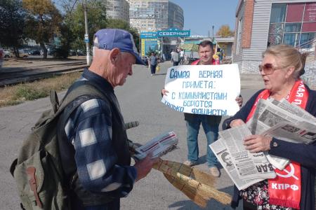 Сталинградские коммунисты и комсомольцы провели одиночные пикеты в память защитников Дома Советов