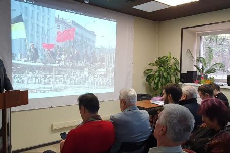 Участники общественной дискуссии об октябрьских событиях 1993 года заявили о необходимости установки памятника героическим защитникам Верховного Совета РСФСР