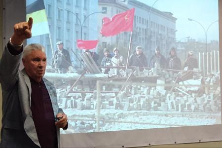 Участники общественной дискуссии об октябрьских событиях 1993 года заявили о необходимости установки памятника героическим защитникам Верховного Совета РСФСР