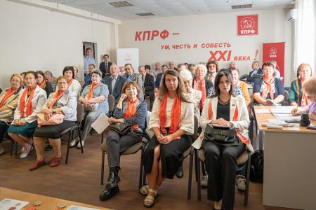 Н.Н. Иванов провел конференцию Курского регионального отделения Всероссийского женского движения “Надежда России”