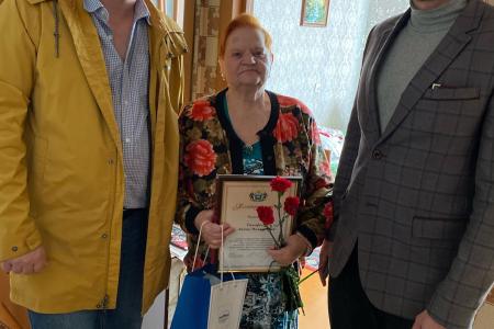 Тюменские коммунисты поздравили педагогов с профессиональным праздником