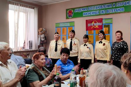 Секретарь Севастопольского горкома КПРФ Владимир Браковенко поздравил севастопольских детей войны с Днем пожилого человека