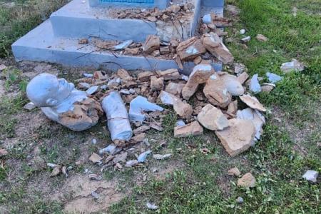 В Астрахани разрушили памятник Ленину