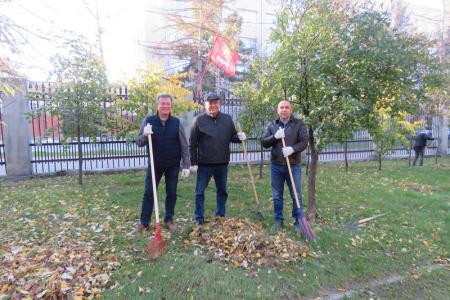 Новосибирск. Коммунисты Центрального района во главе с Анатолием Локтем провели субботник в сквере Героев Революции