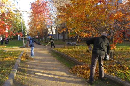 Новосибирск. Коммунисты Центрального района во главе с Анатолием Локтем провели субботник в сквере Героев Революции