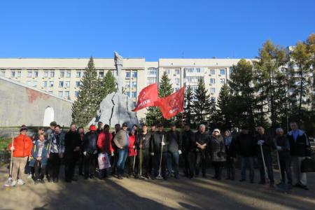 Новосибирск. Коммунисты Центрального района во главе с Анатолием Локтем провели субботник в сквере Героев Революции