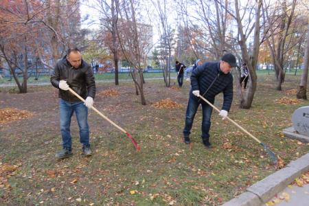 Новосибирск. Коммунисты Центрального района во главе с Анатолием Локтем провели субботник в сквере Героев Революции