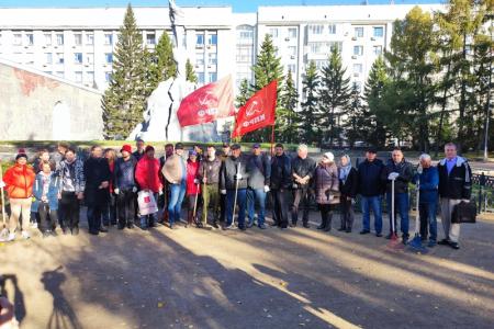 Новосибирск. Коммунисты Центрального района во главе с Анатолием Локтем провели субботник в сквере Героев Революции