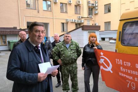 Лидер ставропольских коммунистов Виктор Гончаров: Нашему краевому депутату, ушедшему добровольцем на фронт, мы вручили Знамя Победы и велели вернуться с ним и Победой домой!