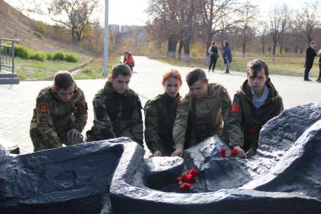 Луганские коммунисты и комсомольцы посетили музей «Молодой Гвардии»