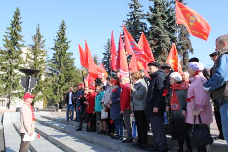 Челябинские коммунисты и сторонники партии возложили цветы к Вечному огню, в память о защитниках Дома Советов