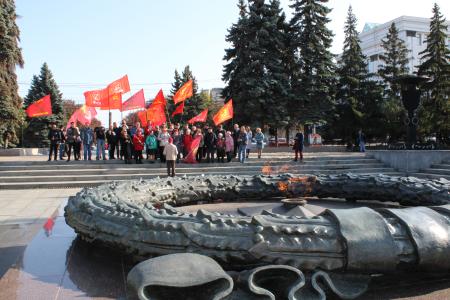 Челябинские коммунисты и сторонники партии возложили цветы к Вечному огню, в память о защитниках Дома Советов