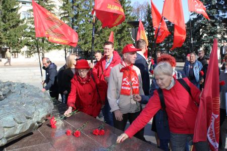 Челябинские коммунисты и сторонники партии возложили цветы к Вечному огню, в память о защитниках Дома Советов