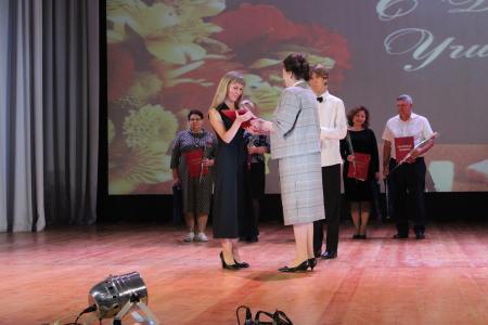 Волгоградская область. Лидер местных коммунистов Тамара Головачева поздравила педагогов с профессиональным праздником