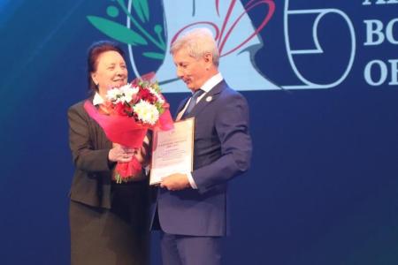 Первый секретарь Сталинградского обкома КПРФ Тамара Головачева поздравила с вековым юбилеем сотрудников Архивной службы