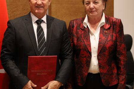 Первый секретарь Сталинградского обкома КПРФ Тамара Головачева поздравила активистов регионального отделения «Российского детского фонда»