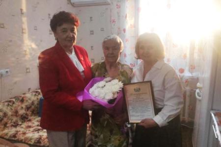 Лидер коммунистов Тюменской области Тамара Казанцева поздравила с 90-летием жительницу города Тюмени