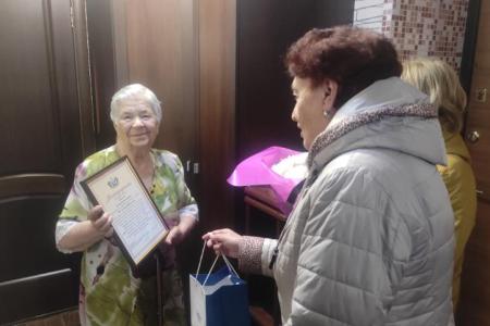 Лидер коммунистов Тюменской области Тамара Казанцева поздравила с 90-летием жительницу города Тюмени