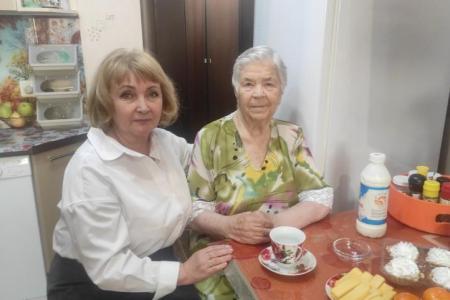 Лидер коммунистов Тюменской области Тамара Казанцева поздравила с 90-летием жительницу города Тюмени