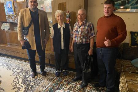 Тюменские коммунисты поздравили ветеранов с Днем пожилого человека