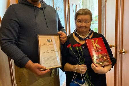 Тюменские коммунисты поздравили педагогов с профессиональным праздником