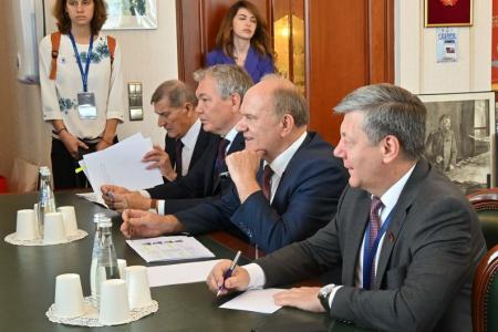 Г.А. Зюганов встретился с парламентской делегацией Республики Кубы во главе с Ласо Эрнандесом
