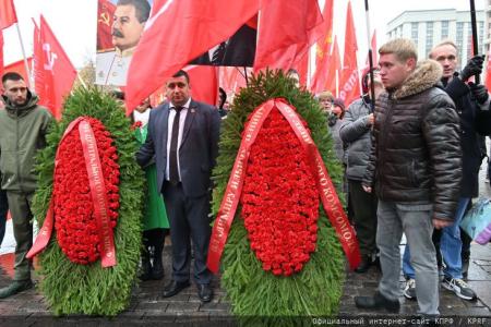 Слава Ленинскому Комсомолу!