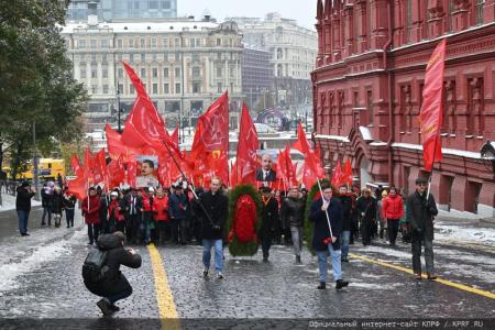 Слава Ленинскому Комсомолу!