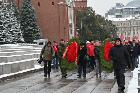 Слава Ленинскому Комсомолу!