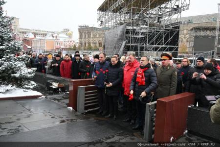 Слава Ленинскому Комсомолу!
